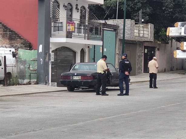 En Xalapa, hallan a persona sin hogar muerta dentro de un auto