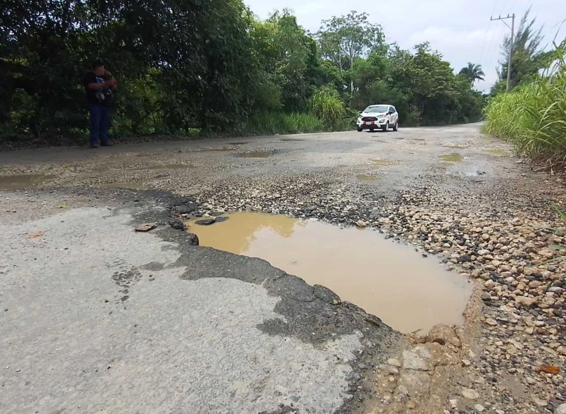 Carretera antigua Agua Dulce-Coatzacoalcos está severamente deteriorada