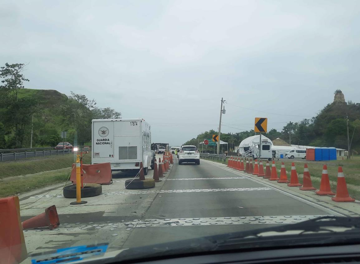 Retén migratorio continúa generando tráfico en carretera Villahermosa-Coatzacoalcos