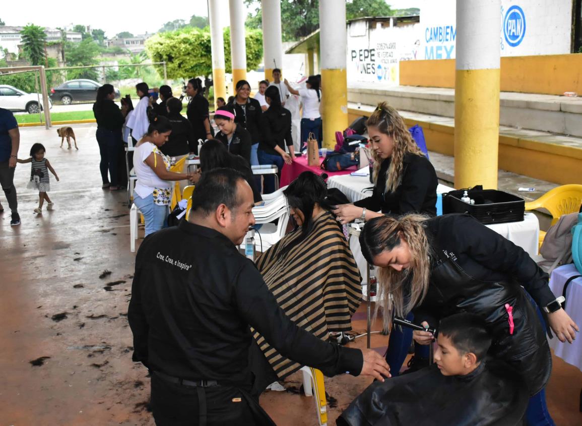 “Estilismo itinerante; regalan cortes de cabello a niños y niñas de Acayucan