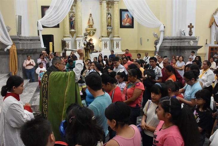 En Orizaba, se alistan para el regreso a clases con bendición de mochilas