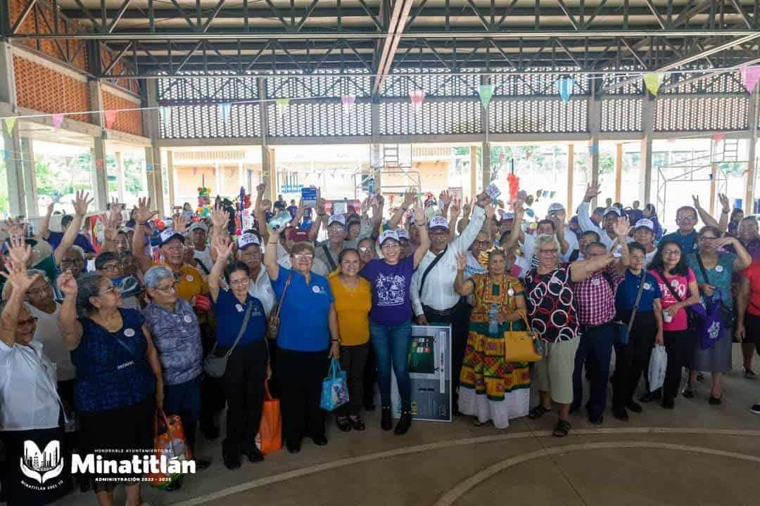 Celebración del Día del Abuelo en Minatitlán: Una Mañana de Alegría y Diversión