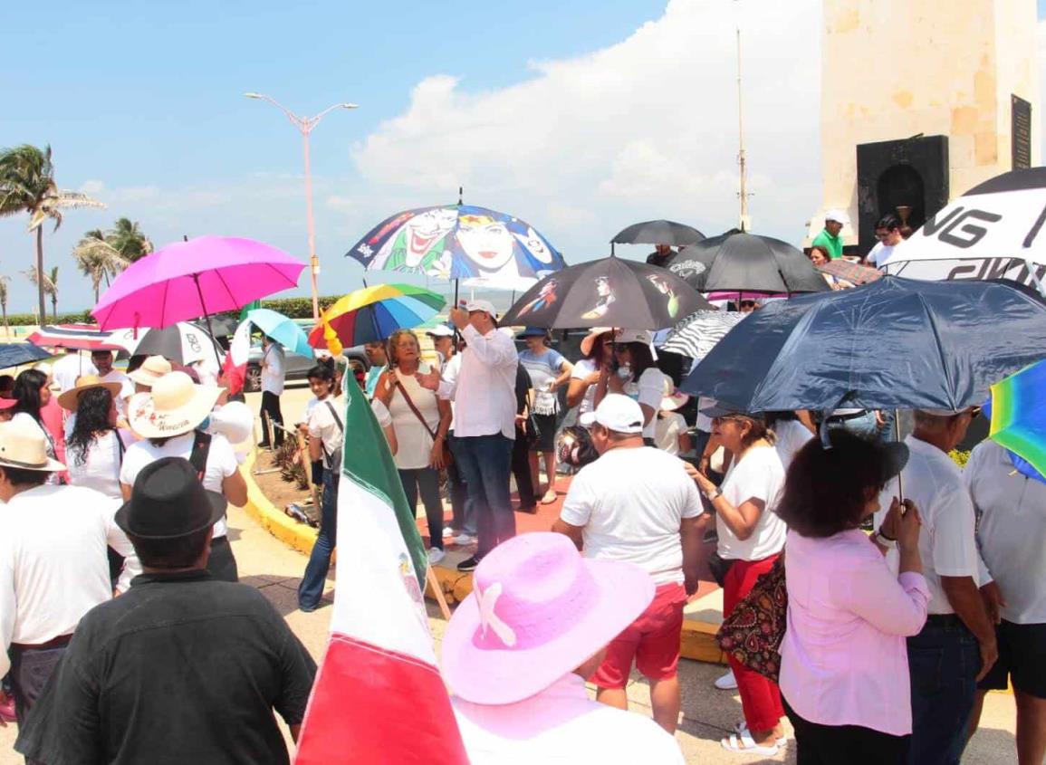 Reforma al Poder Judicial: Abogados y activistas realizan protesta en el malecón de Coatzacoalcos