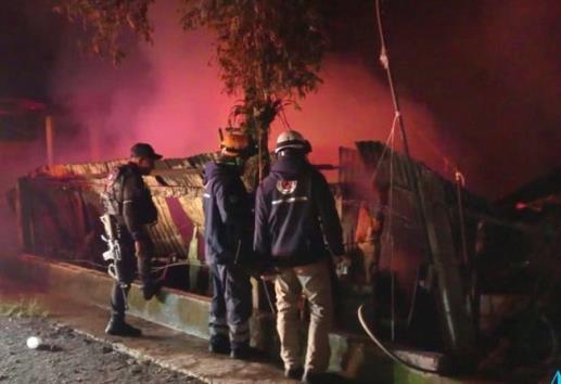 Se incendia vivienda en Santa Ana Atzacan; veladoras fueron la causa