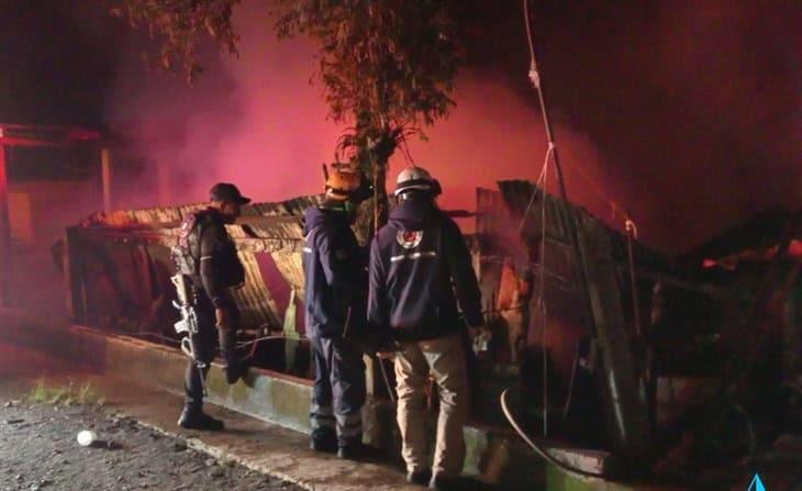 Se incendia vivienda en Santa Ana Atzacan; veladoras fueron la causa