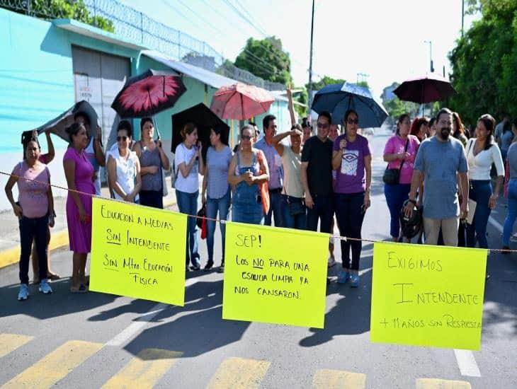 Escuela de Veracruz tiene 11 años sin intendente; padres de familia se manifiestan