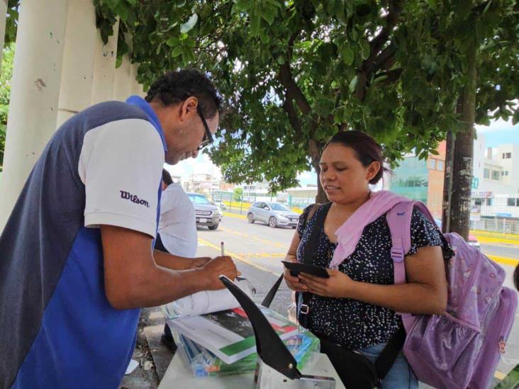 Forrando y cosiendo libros; así se ha ganado la vida Alejandro desde hace 20 años en Poza Rica