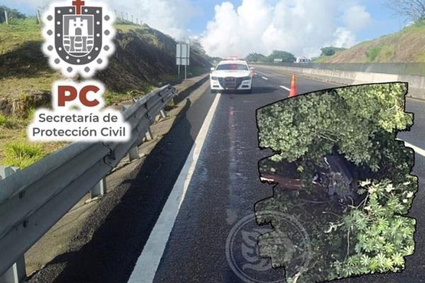 PC continúa labores de rescate en accidente en libramiento de Xalapa; confirman una persona fallecida