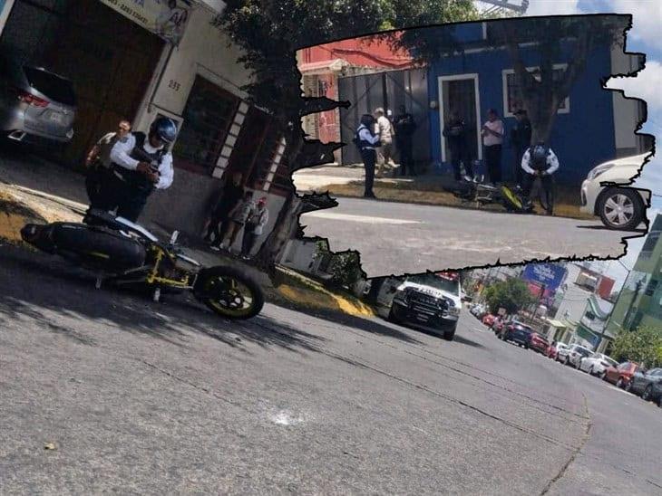 Se cae de su motocicleta y se lleva golpes en el cuerpo en Xalapa