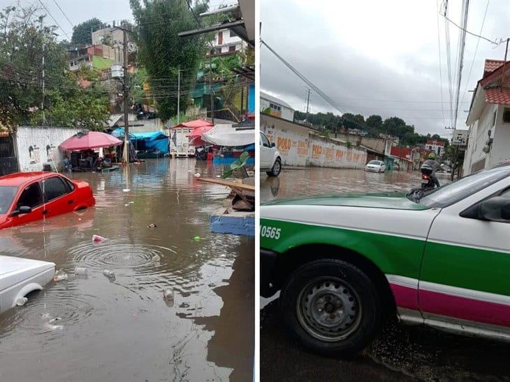 Vehículos quedan atrapados en inundaciones por lluvias en Xalapa