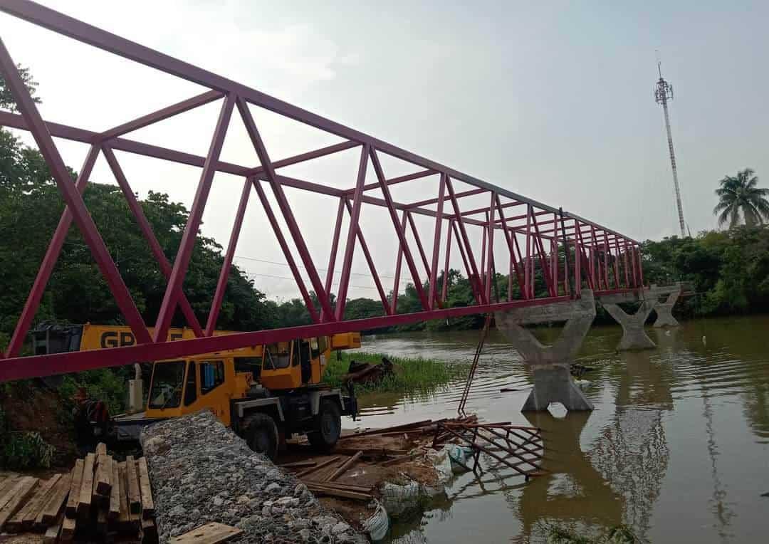 Cada vez más cerca la conclusión de puente peatonal en área rural de Minatitlán