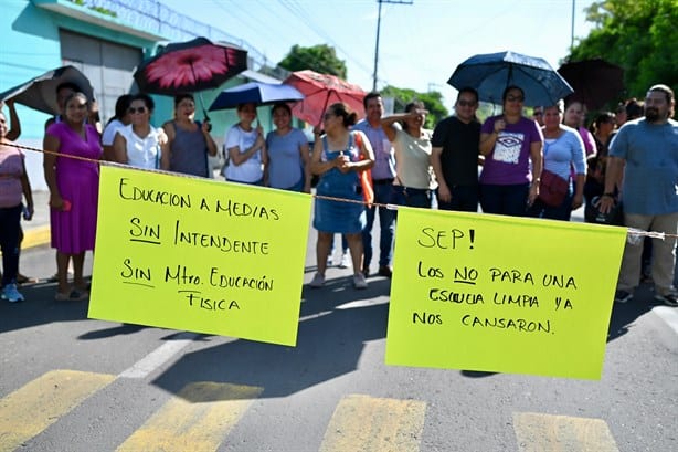 Escuela de Veracruz tiene 11 años sin intendente; padres de familia se manifiestan