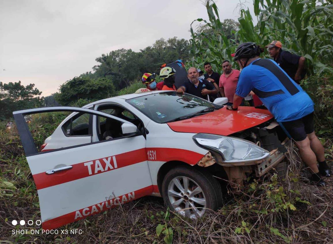 Volcadura de taxi en carretera Acayucan-Soteapan deja a conductor herido 