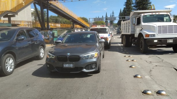 Pareja de motociclistas choca en Xalapa contra auto en Lázaro Cárdenas