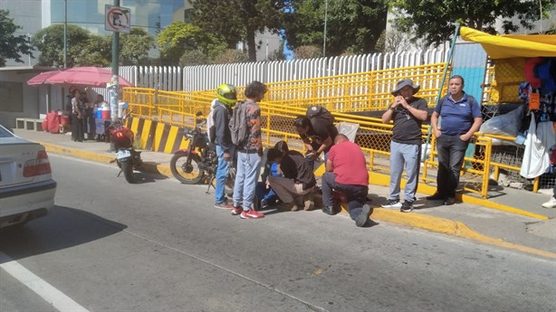 Pareja de motociclistas choca en Xalapa contra auto en Lázaro Cárdenas