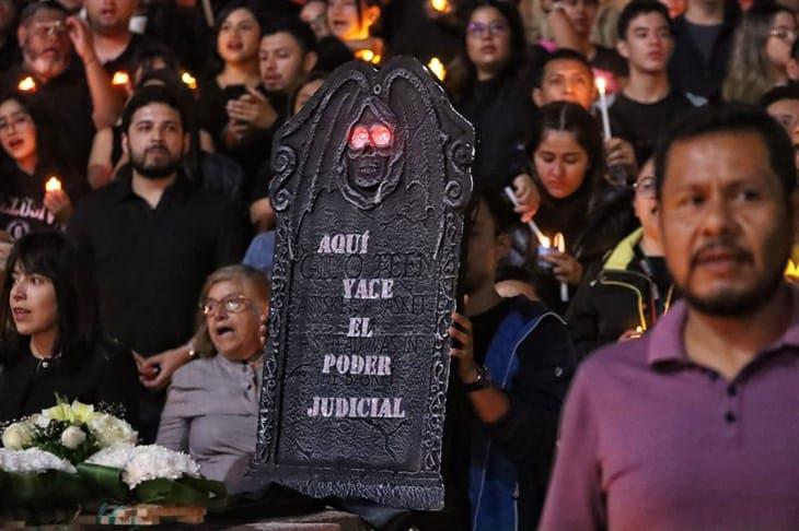 Con ataúd, velas y vestimenta negra dicen no al “Plan C” en Xalapa