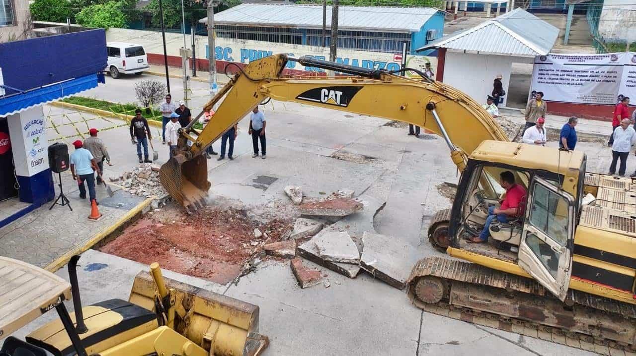 Construcción de carpeta asfáltica es criticada por choapenses; aseguran uso de materiales de poca calidad