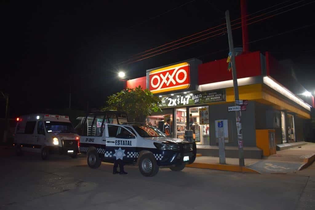 Atracan tienda Oxxo en colonia de Acayucan