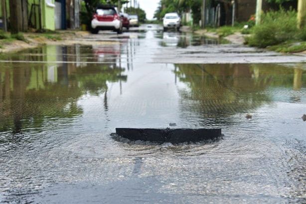 Caídas, foco de infección y malos olores; interminable problema de aguas negras en Dunas y Olmeca | VIDEO