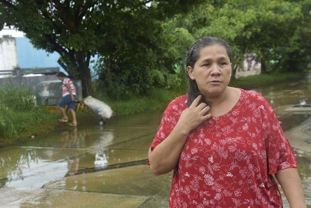 Caídas, foco de infección y malos olores; interminable problema de aguas negras en Dunas y Olmeca | VIDEO