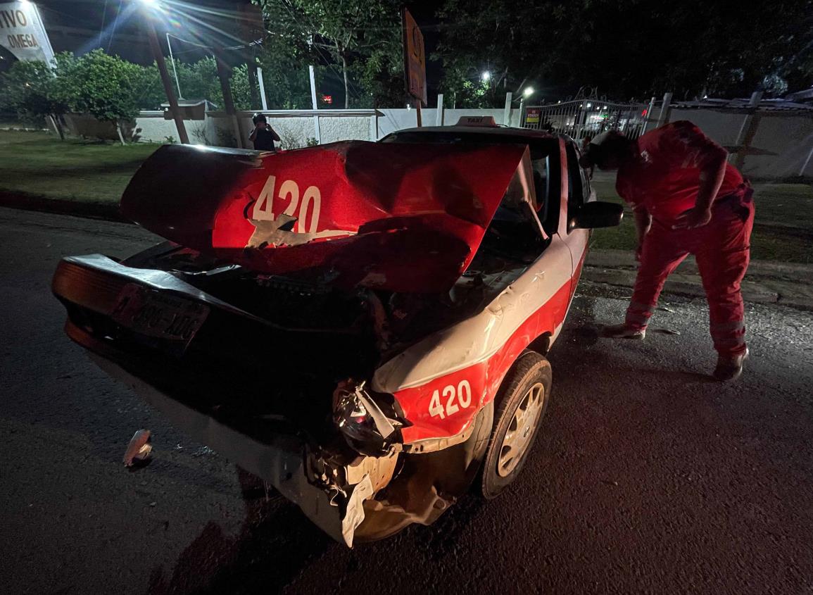 Conductor abandona taxi tras ser impactado por tráiler sobre la Transístmica en Acayucan l VIDEO