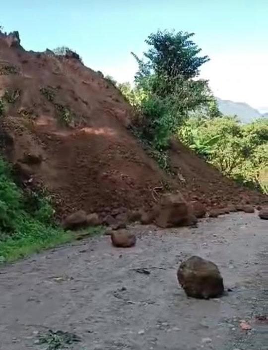 Desprendimientos de tierra incomunica tramo de Misantla