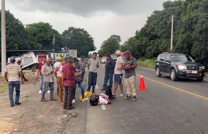 Motociclista se enreda en cable de fibra óptica y se lesiona en Martínez