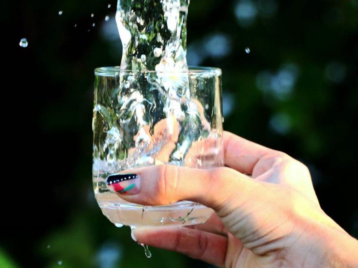 ¿Qué le pasa a mi cuerpo si tomo mucha agua?