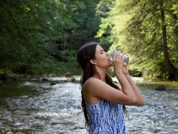 ¿Qué le pasa a mi cuerpo si tomo mucha agua?