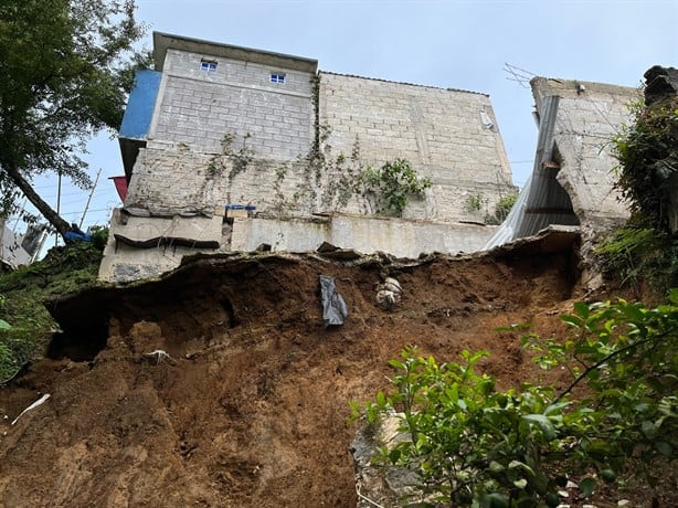 Don Roberto y su familia, en riesgo por colapso de vivienda en Xalapa