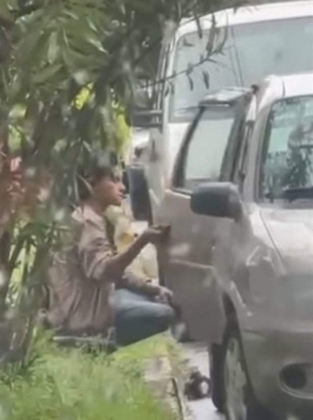 En Xalapa, sorprenden a individuo abriendo un auto y robando objetos de valor (+Video)