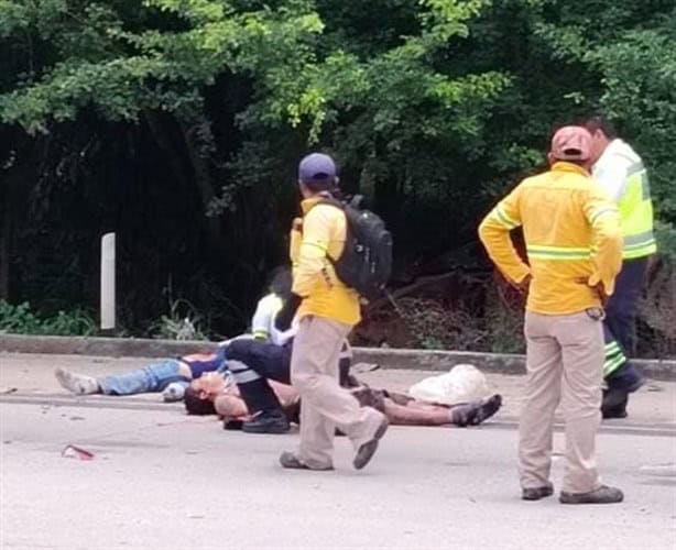 Tráiler impacta 3 vehículos en autopista Cosolea-Acayucan; hay 1 muerto y 4 heridos