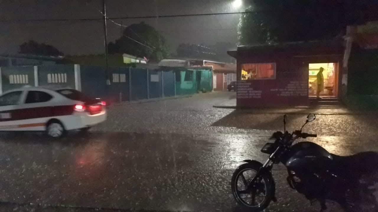 Lluvias causan encharcamientos en Nanchital