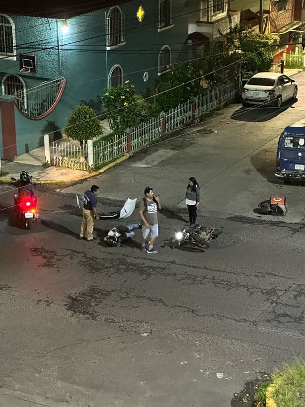 Motociclista choca contra auto en avenida Villahermosa, en Xalapa