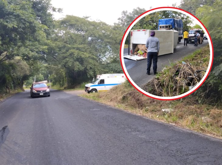 Camioneta cargada de insumos vuelca en la carretera Xalapa-Alto Lucero