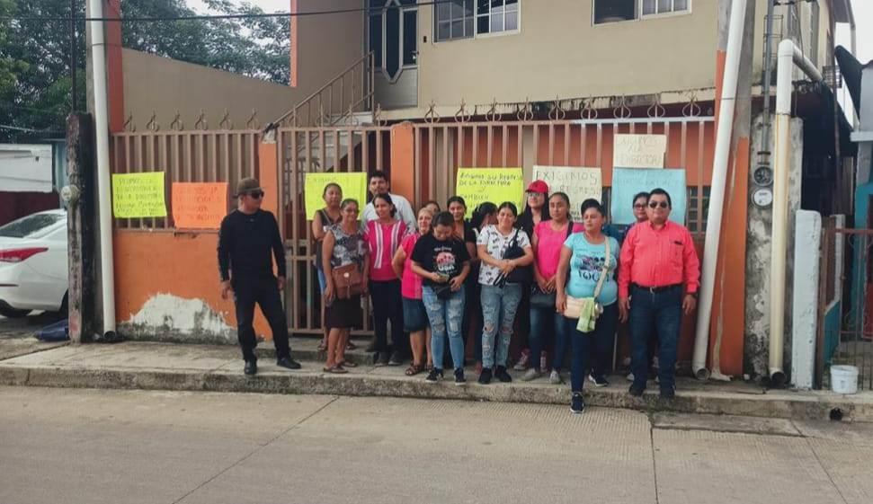 Padres de familia se manifestaron en Supervisión Escolar; se oponen a nueva directora