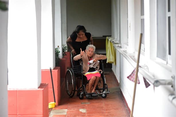 Día del Abuelo, un recordatorio del abandono para ancianos en asilo de Coatzacoalcos