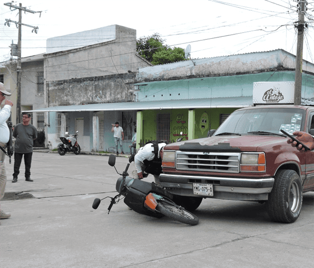 Motociclista hiere con machete a conductor tras choque en Tierra Blanca