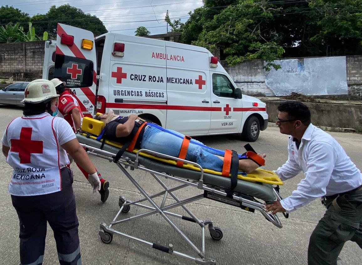 Dama en motoneta resultó lesionada tras colisionar contra camioneta | VIDEO