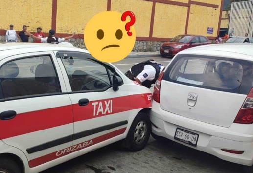 Intentan robar un taxi en Orizaba; lo dejaron chocado y casi incendiándose