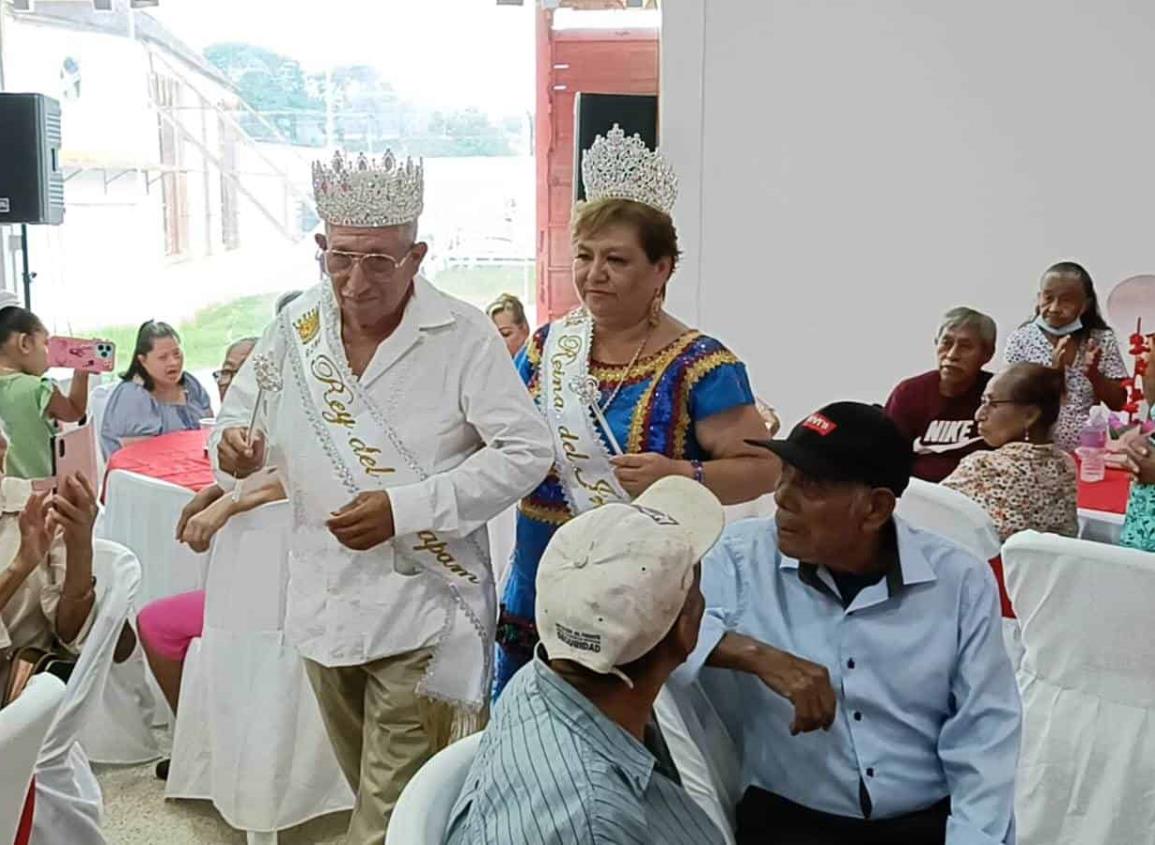 Celebran a abuelitos en el salón Fraternidad de Villa Cuichapa