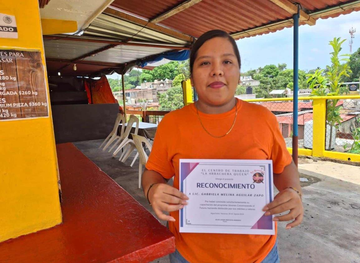 Reconocen a aguadulceña por concluir periodo en Jóvenes Construyendo el Futuro