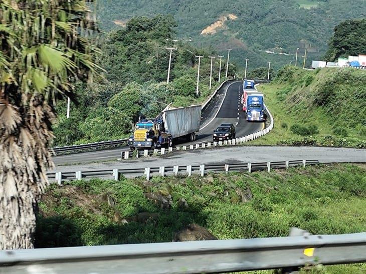 Se registra volcadura de tráiler en la autopista Puebla-Orizaba