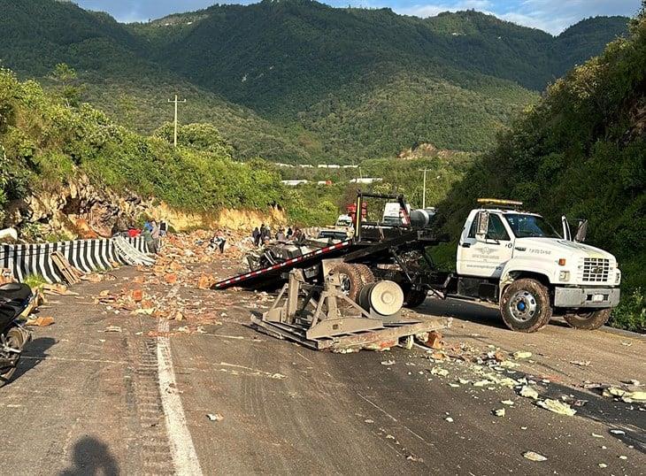 Se registra volcadura de tráiler en la autopista Puebla-Orizaba