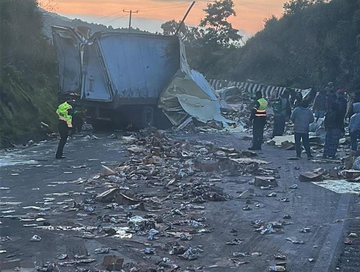 Se registra volcadura de tráiler en la autopista Puebla-Orizaba