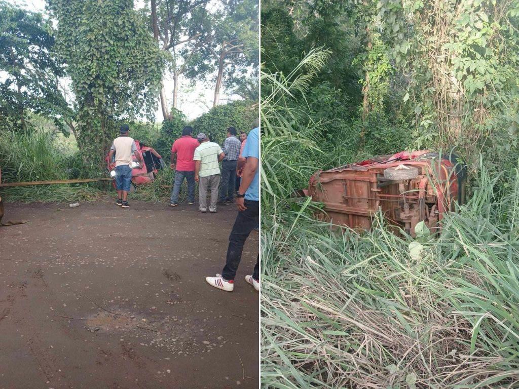 Mototaxi volcado tras choque sobre la Acayucan - Soteapan 