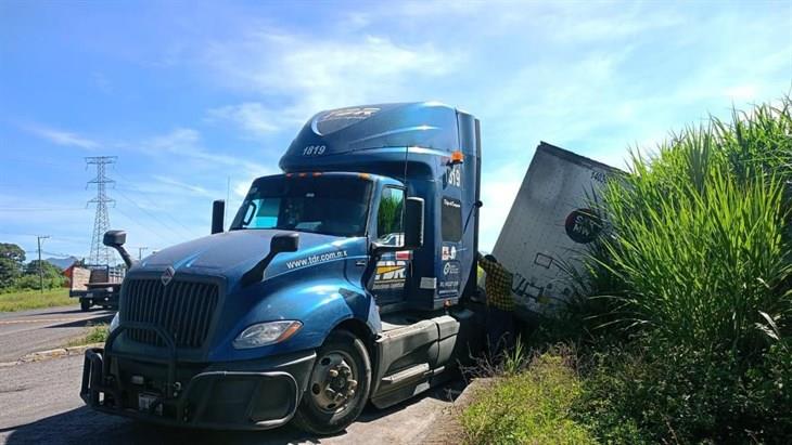 Tráiler queda al borde de la volcadura en la Autopista Puebla-Córdoba