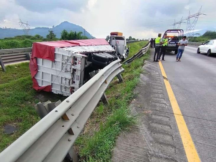 Tráiler con fertilizante vuelca a un costado de la autopista Córdoba-Orizaba