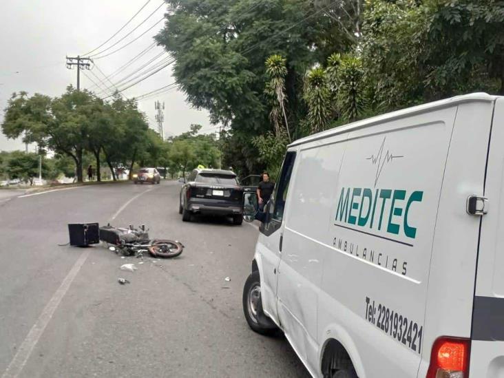 Por dar vuelta en U; camioneta es impactada por motociclista en Las Trancas