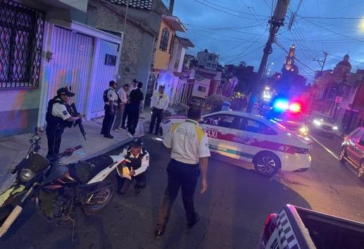 Chocan taxi y motocicleta en la colonia Centro de Orizaba